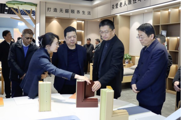 安徽省住房和城鄉(xiāng)建設(shè)廳黨組成員、副廳長(zhǎng)趙新澤到海螺考察調(diào)研 （對(duì)外發(fā)布）(1)710