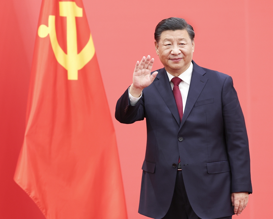10月23日，剛剛在中國(guó)共產(chǎn)黨第二十屆中央委員會(huì)第一次全體會(huì)議上當(dāng)選的中共中央總書記習(xí)近平和中共中央政治局常委李強(qiáng)、趙樂際、王滬寧、蔡奇、丁薛祥、李希在北京人民大會(huì)堂同采訪中共二十大的中外記者親切見面。這是習(xí)近平向在場(chǎng)的中外記者揮手致意。