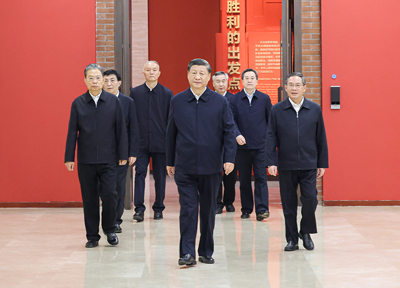 　　10月27日，中共中央總書記、國家主席、中央軍委主席習近平帶領中共中央政治局常委李強、趙樂際、王滬寧、蔡奇、丁薛祥、李希，瞻仰延安革命紀念地。這是習近平等在延安革命紀念館，參觀《偉大歷程——中共中央在延安十三年歷史陳列》。
