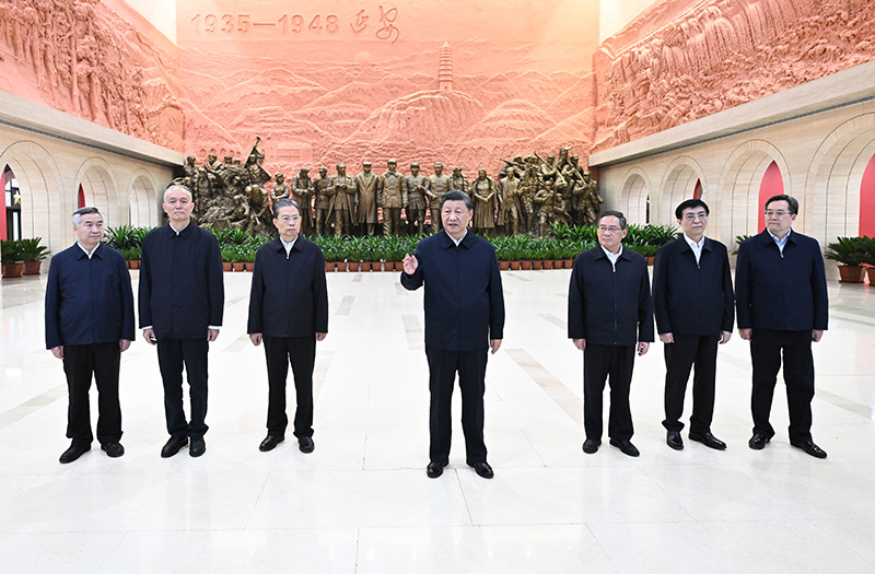 　　10月27日，中共中央總書記、國家主席、中央軍委主席習近平帶領中共中央政治局常委李強、趙樂際、王滬寧、蔡奇、丁薛祥、李希，瞻仰延安革命紀念地。這是習近平在延安革命紀念館參觀《偉大歷程——中共中央在延安十三年歷史陳列》結束時發(fā)表重要講話。