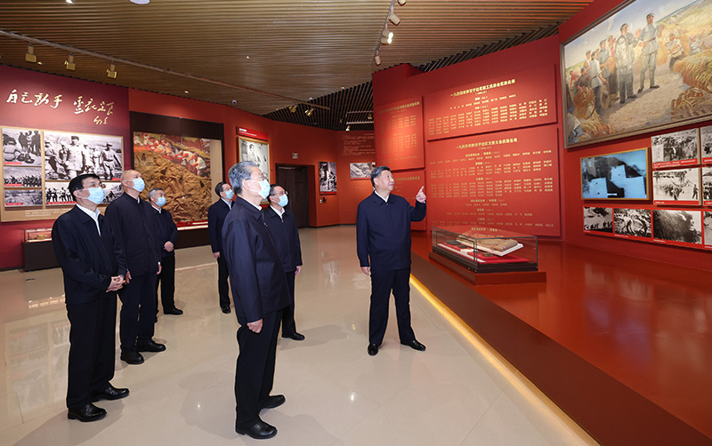 　　10月27日，中共中央總書記、國家主席、中央軍委主席習近平帶領中共中央政治局常委李強、趙樂際、王滬寧、蔡奇、丁薛祥、李希，瞻仰延安革命紀念地。這是習近平等在延安革命紀念館，參觀《偉大歷程——中共中央在延安十三年歷史陳列》。