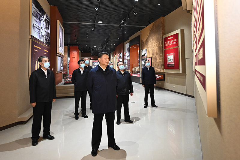 　　10月27日，中共中央總書記、國家主席、中央軍委主席習近平帶領中共中央政治局常委李強、趙樂際、王滬寧、蔡奇、丁薛祥、李希，瞻仰延安革命紀念地。這是習近平等在延安革命紀念館，參觀《偉大歷程——中共中央在延安十三年歷史陳列》。