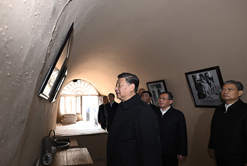 　　10月27日，中共中央總書記、國家主席、中央軍委主席習近平帶領中共中央政治局常委李強、趙樂際、王滬寧、蔡奇、丁薛祥、李希，瞻仰延安革命紀念地。這是習近平等在楊家?guī)X參觀朱德舊居。