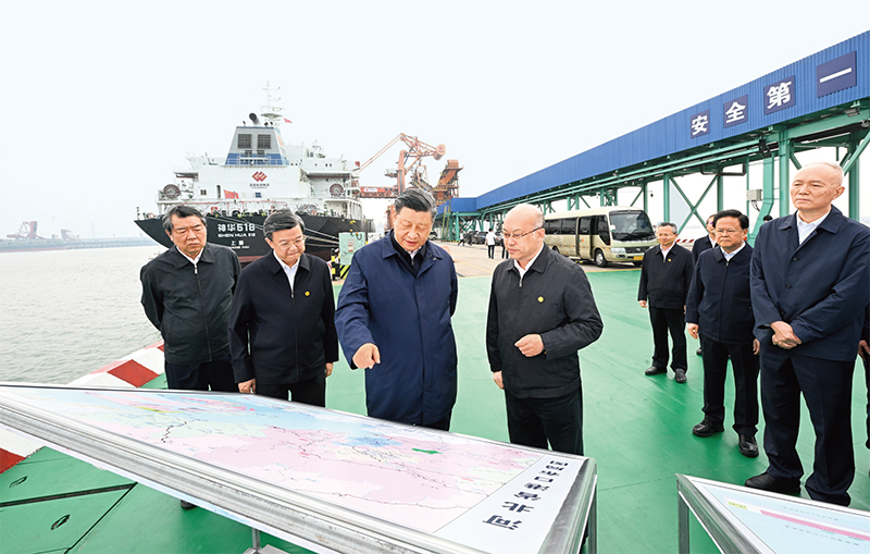 2023年5月11日至12日，中共中央總書記、國家主席、中央軍委主席習(xí)近平在河北考察，并主持召開深入推進(jìn)京津冀協(xié)同發(fā)展座談會(huì)。這是11日下午，習(xí)近平在滄州市黃驊港煤炭港區(qū)碼頭考察。 新華社記者 李學(xué)仁/攝