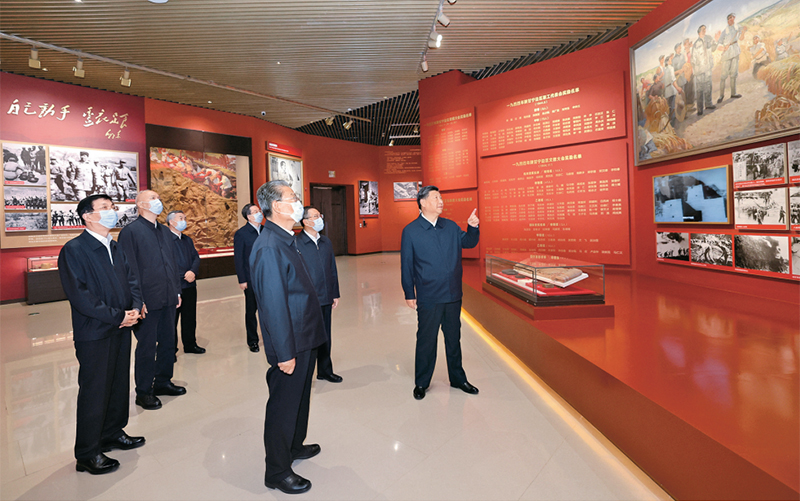 2022年10月27日，中共中央總書記、國家主席、中央軍委主席習近平帶領中共中央政治局常委李強、趙樂際、王滬寧、蔡奇、丁薛祥、李希，瞻仰延安革命紀念地。這是習近平等在延安革命紀念館，參觀《偉大歷程——中共中央在延安十三年歷史陳列》。 新華社記者 鞠鵬/攝